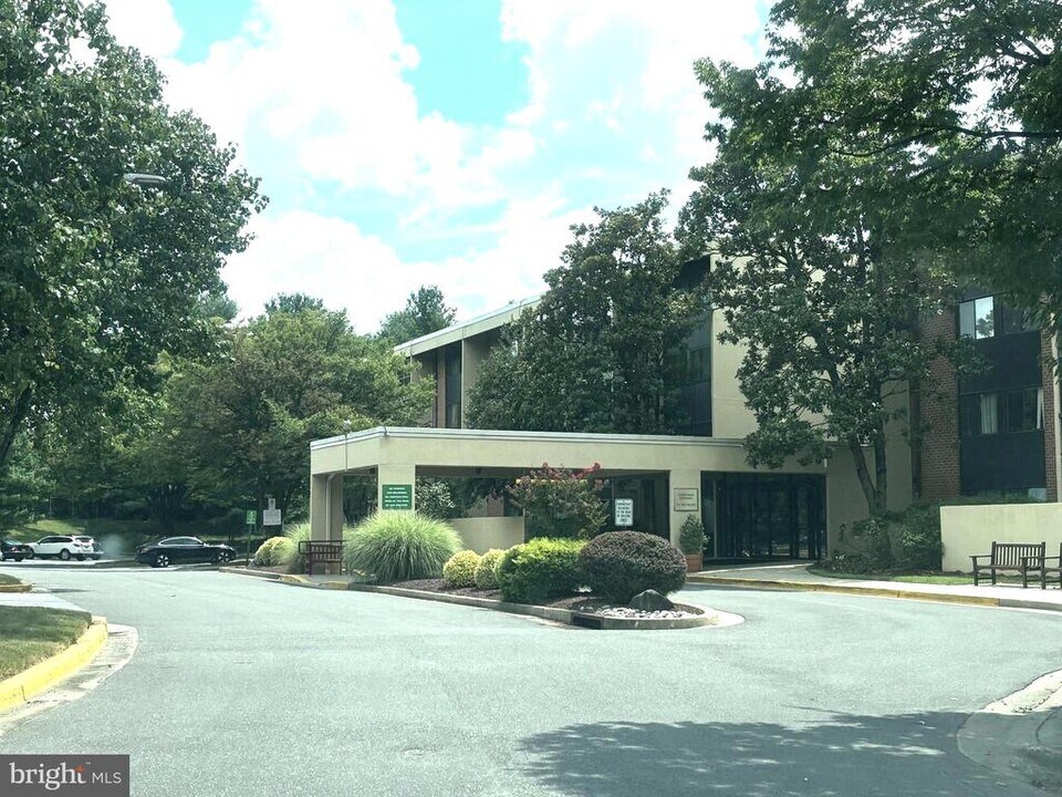 2921 N Leisure World Blvd in Silver Spring, MD - Building Photo