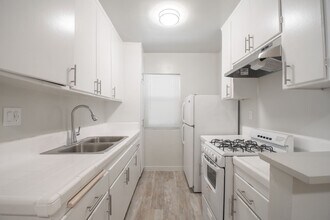 McLaughlin-4221 in Los Angeles, CA - Building Photo - Interior Photo