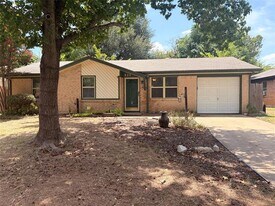 825 Bryan Dr in Bedford, TX - Building Photo