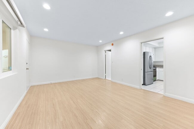 4345 Ventura Canyon Ave in Los Angeles, CA - Building Photo - Building Photo