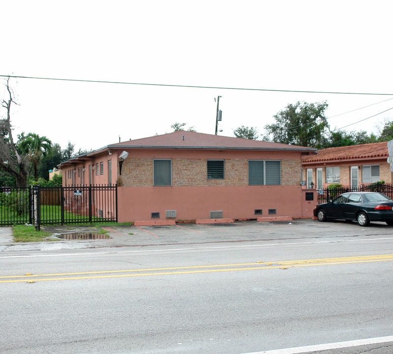 80-90 NE 71st St in Miami, FL - Building Photo