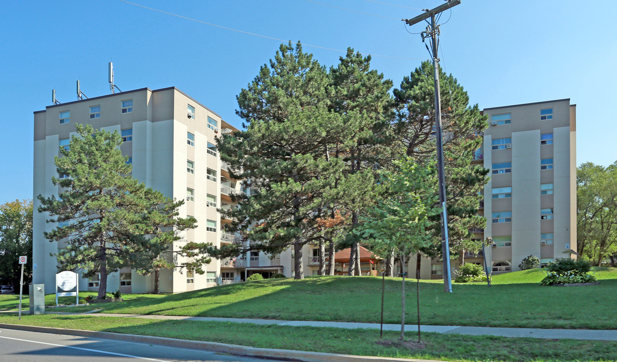 Vine Manor in St Catharines, ON - Building Photo