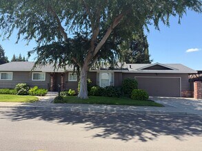 425 Corello St in Turlock, CA - Building Photo - Building Photo