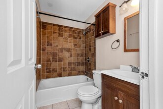 3812 N Pine Grove Ave, Unit 522 in Chicago, IL - Building Photo - Building Photo
