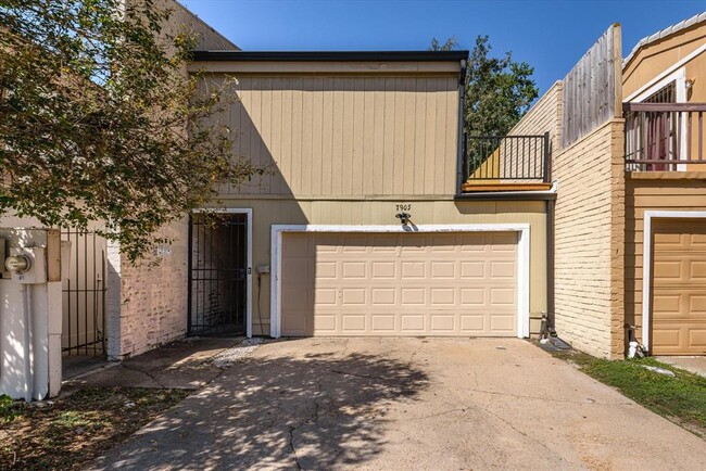 7905 Creekbend Dr in Houston, TX - Building Photo - Building Photo