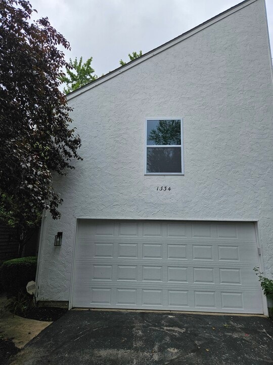 1334 Patti Park in Westlake, OH - Foto de edificio