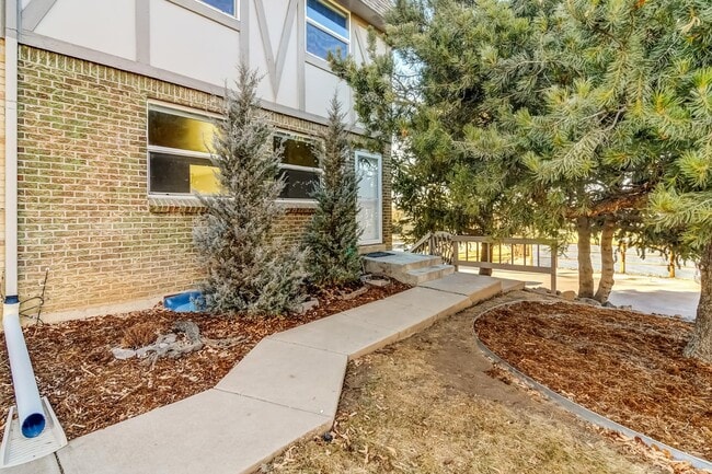 property at 5046 E Hinsdale Pl