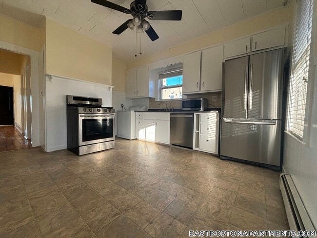 33 Falcon St, Unit 3 in Boston, MA - Foto de edificio - Building Photo