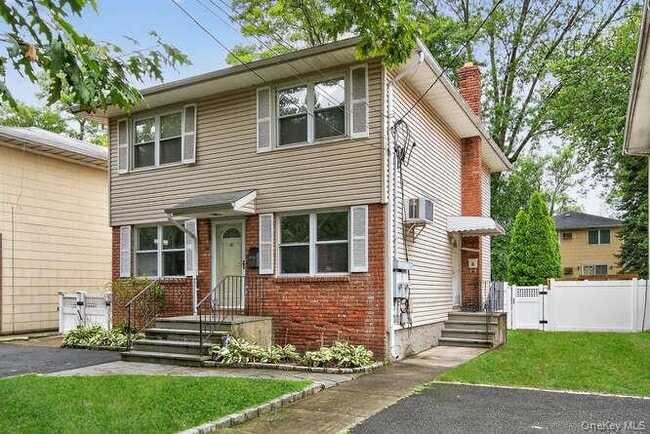 39 Yennicock Ave in Port Washington, NY - Building Photo - Building Photo