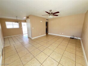 1128 Greenway Dr in Las Vegas, NV - Foto de edificio - Building Photo
