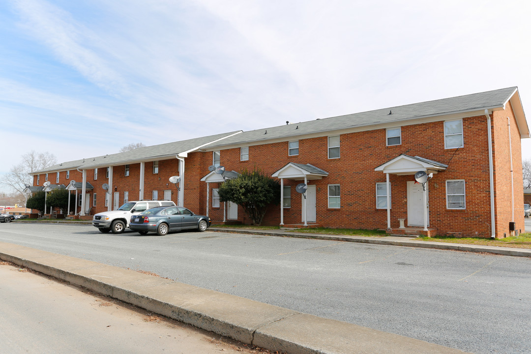 Burke Village in Monroe, NC - Foto de edificio