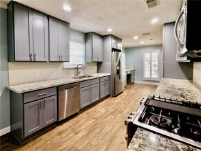 7710 Colony Dr in Houston, TX - Foto de edificio - Building Photo