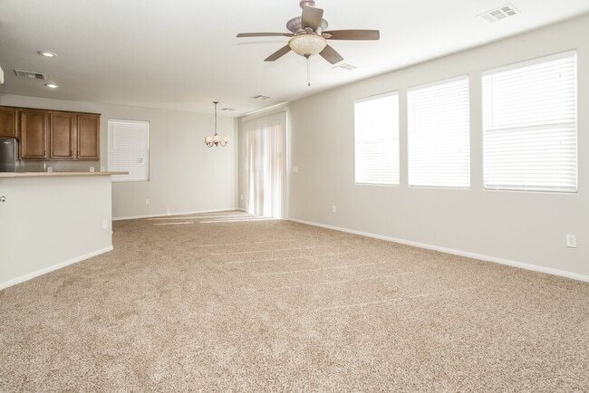 5812 Gemstone Peak St in North Las Vegas, NV - Foto de edificio - Building Photo