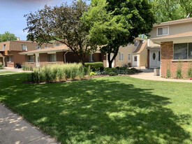 Wilson Pl. / Monroe St. in Oswego, IL - Building Photo