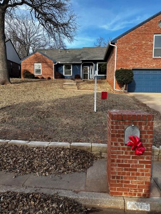 2305 Woodford Way in Edmond, OK - Building Photo