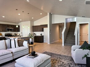 10330 Crystal Ridge Dr in Nampa, ID - Building Photo - Building Photo