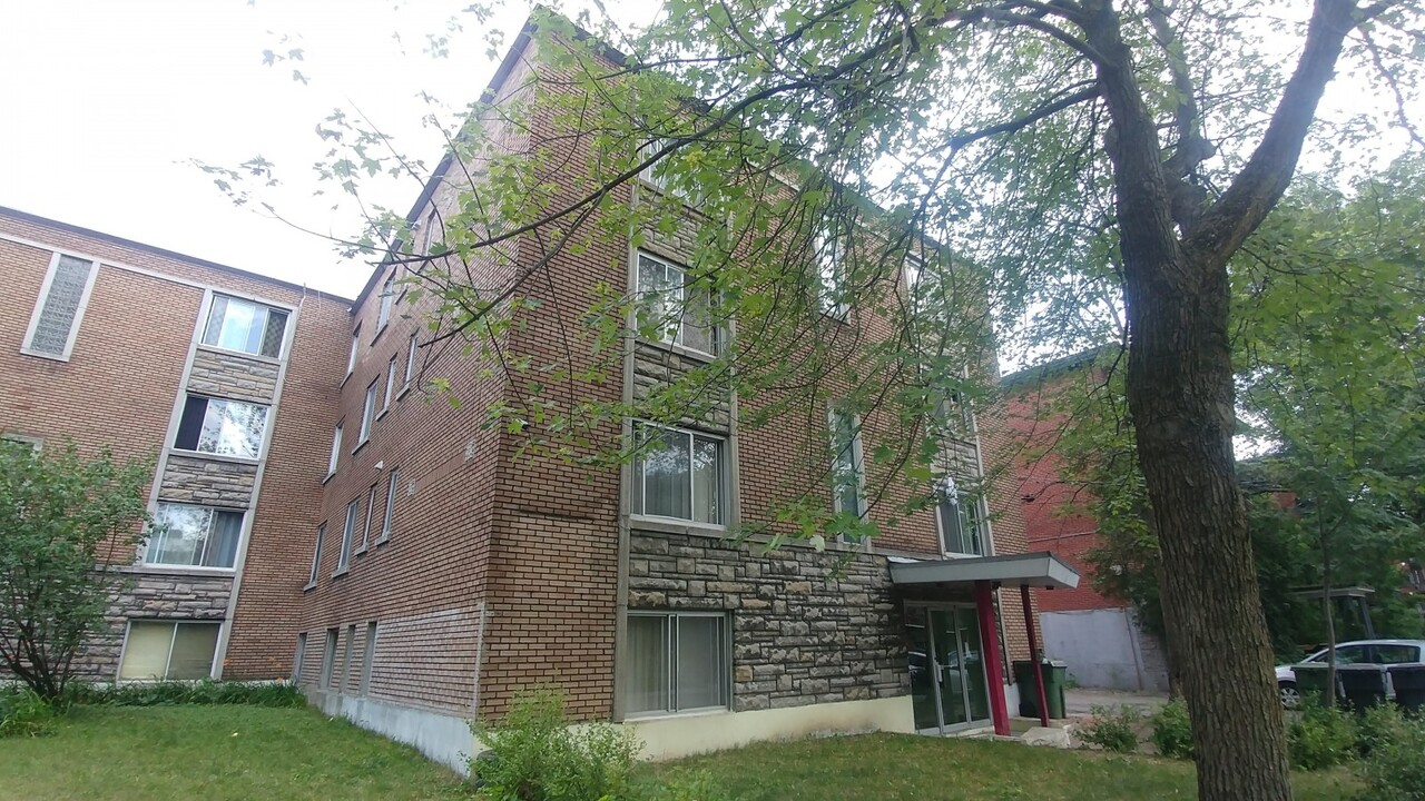 2730 Goyer in Montréal, QC - Building Photo