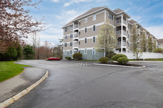 The Club at Meadowbrook in Salem, NH - Building Photo - Building Photo