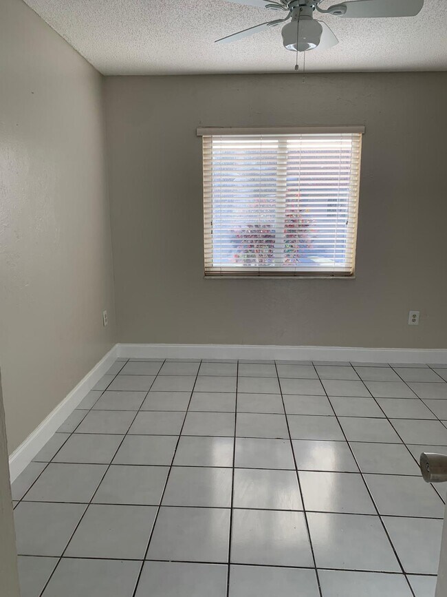 4565 SW 143rd Ave in Miami, FL - Foto de edificio - Building Photo