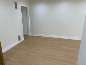 1242 N New Hampshire Ave in Los Angeles, CA - Foto de edificio - Building Photo