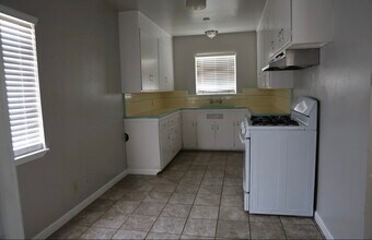 1424 Sycamore Dr in Wasco, CA - Foto de edificio - Building Photo