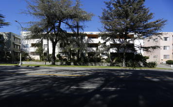 Los Feliz Apartments in Los Angeles, CA - Foto de edificio - Building Photo