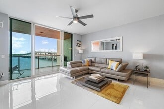 2640 Lake Shore Dr, Unit 415 in Riviera Beach, FL - Building Photo - Building Photo