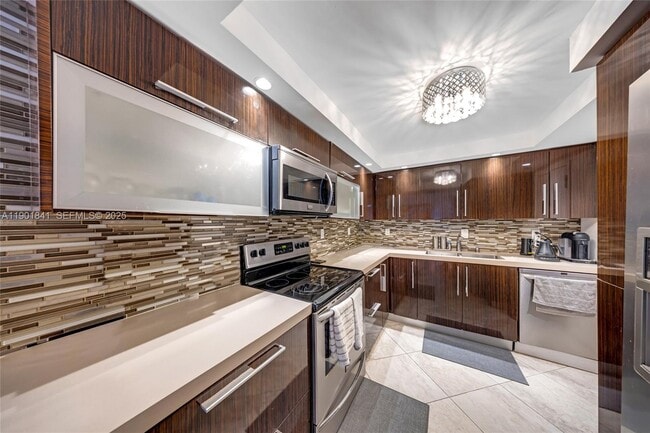 6039 Collins Ave in Miami Beach, FL - Foto de edificio - Building Photo