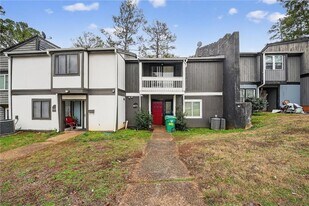 6071 Regent Manor in Lithonia, GA - Building Photo