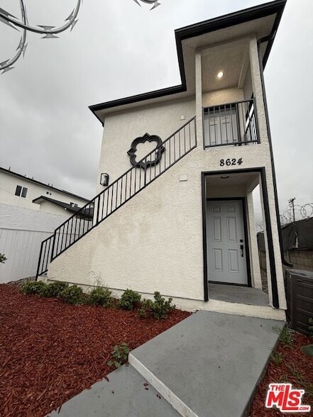 8624 Graham Ave, Unit A in Los Angeles, CA - Foto de edificio - Building Photo