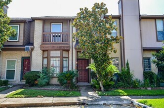 12300 Brookglade Cir in Houston, TX - Foto de edificio - Building Photo
