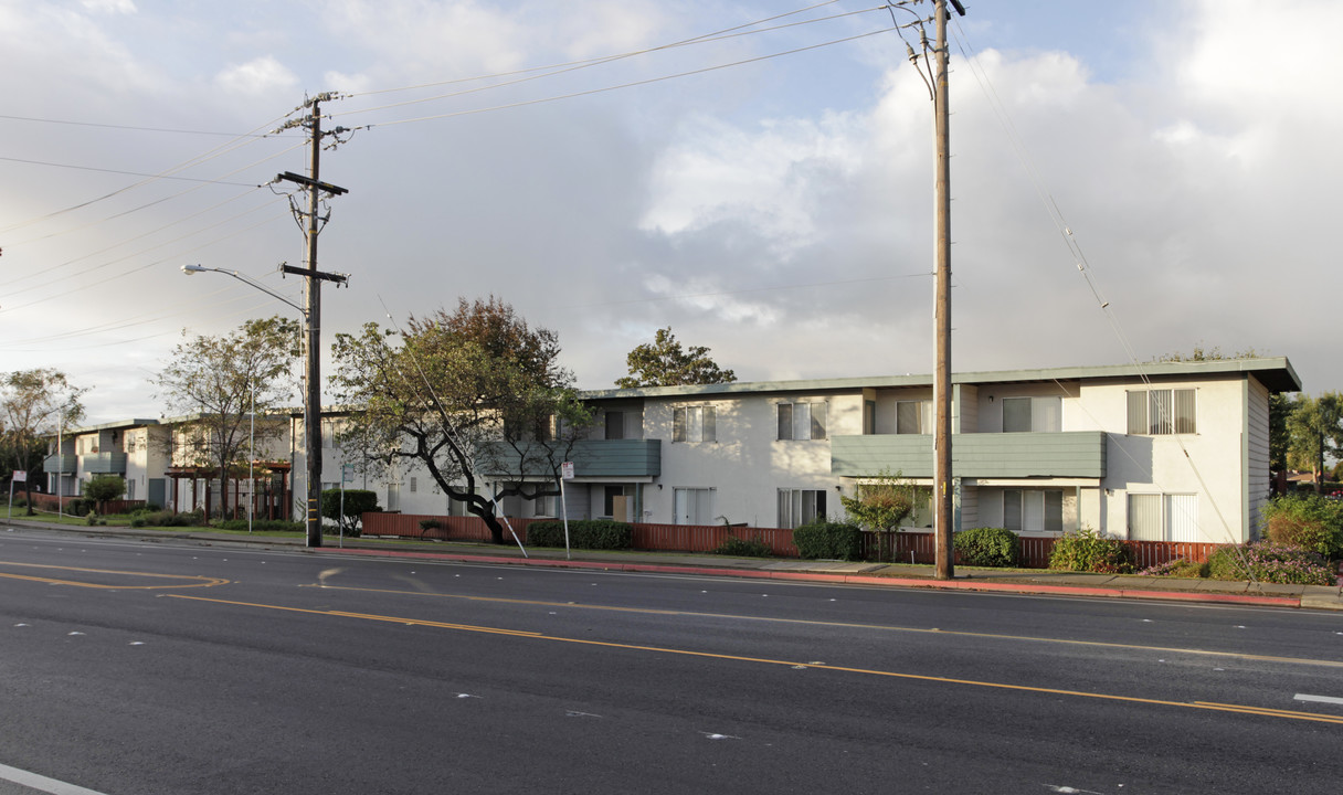 Eden Roc in San Leandro, CA - Building Photo