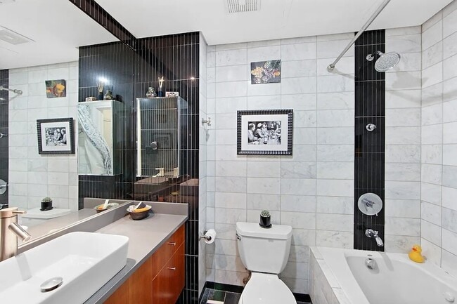 206 Kent St, Unit 3 in Brooklyn, NY - Foto de edificio - Building Photo