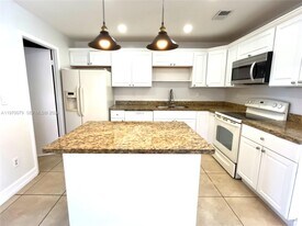 13725 SW 84th St in Miami, FL - Building Photo