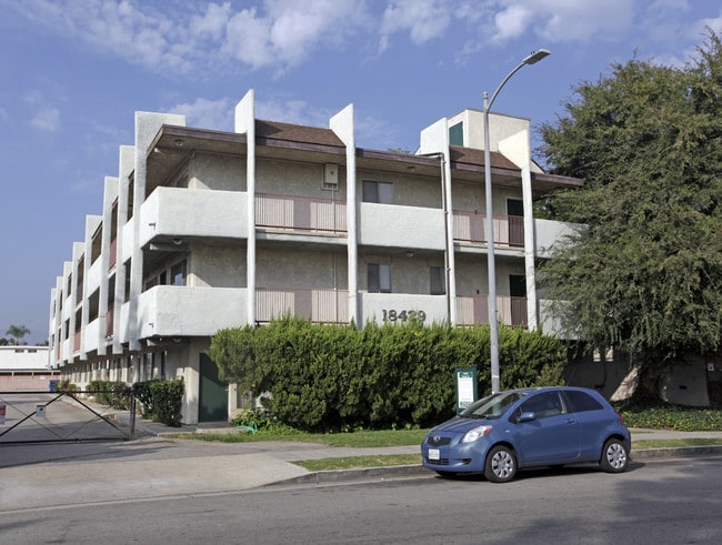 37 unit building close to CSUN! in Northridge, CA - Foto de edificio - Building Photo
