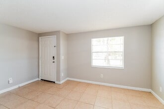 7651 McCowan Dr in Jacksonville, FL - Building Photo - Building Photo