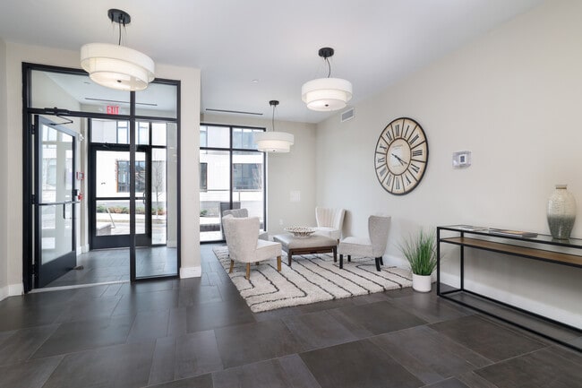 Everett St. Apartments in Allston, MA - Foto de edificio - Lobby