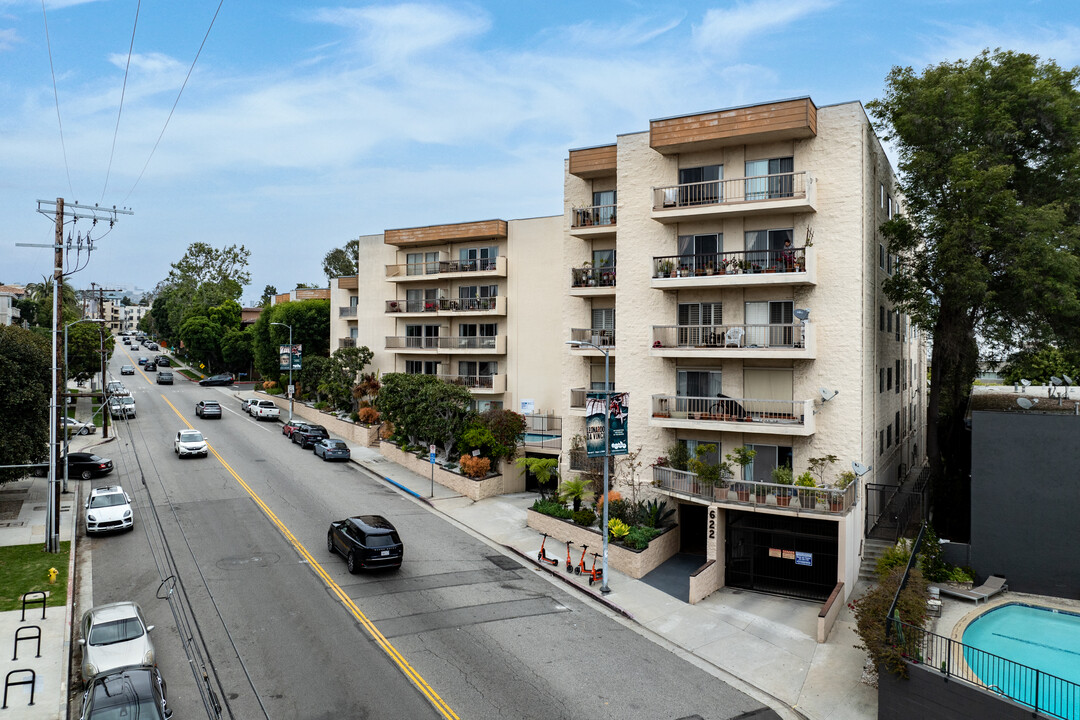 612 S Barrington Ave in Los Angeles, CA - Foto de edificio