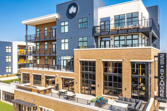 225 Sycamore in Wichita, KS - Foto de edificio - Building Photo