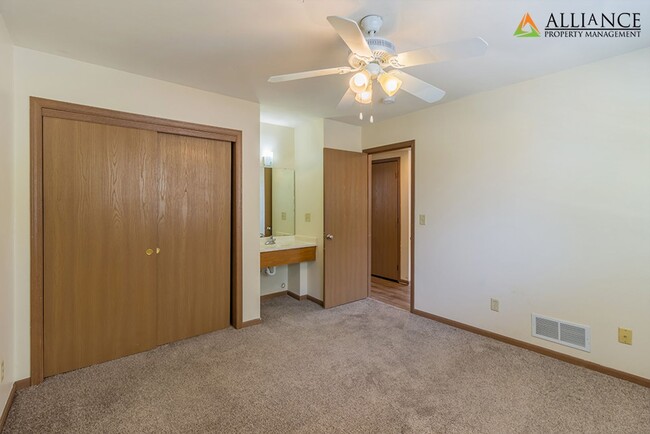 928 Moro St in Manhattan, KS - Building Photo - Building Photo