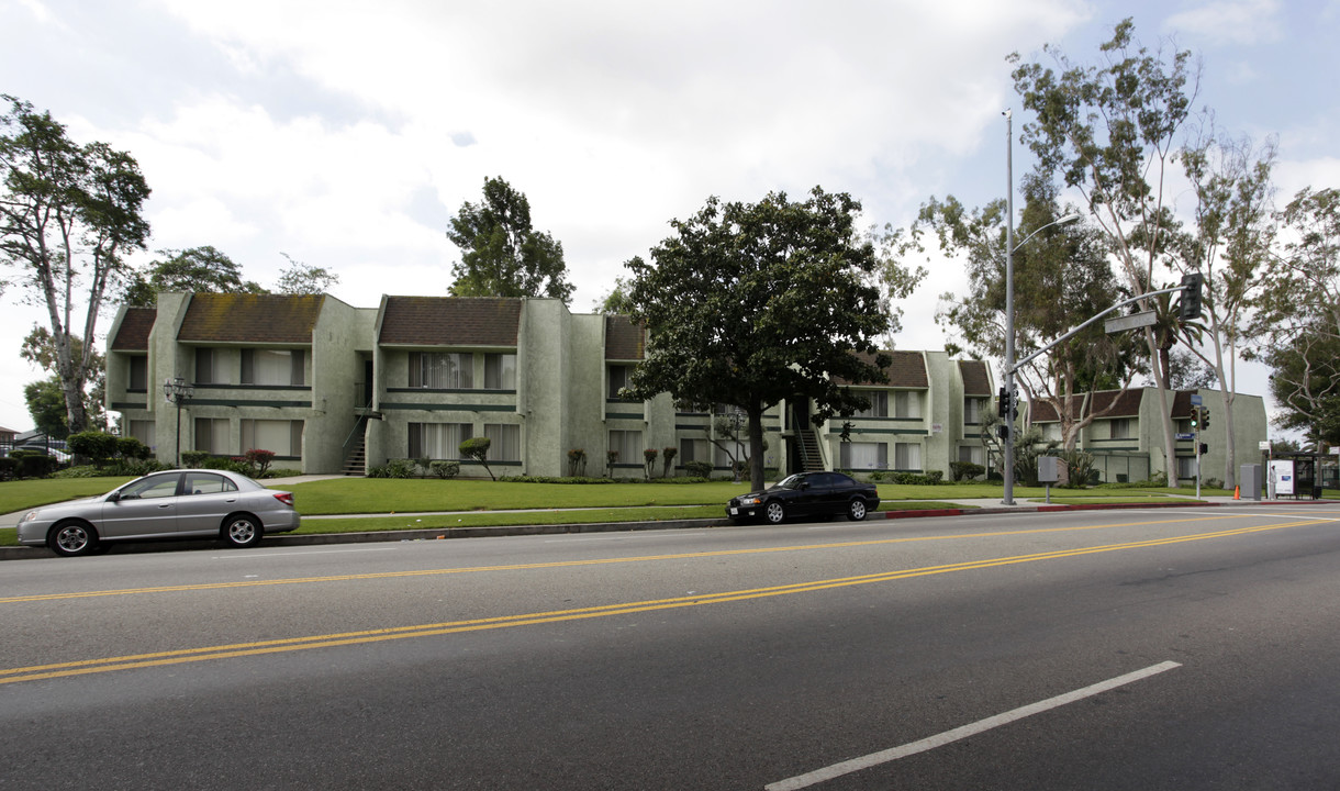 St Andrews Gardens in Los Angeles, CA - Building Photo