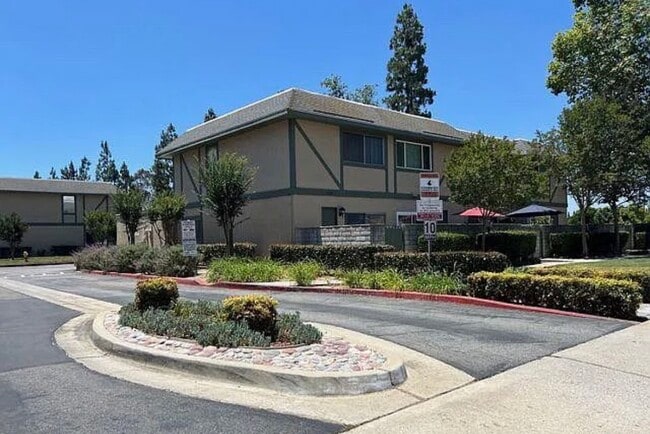 1107 W Francis St in Ontario, CA - Foto de edificio - Building Photo