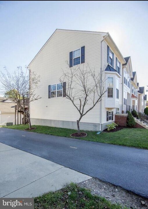 8800 Community Square Ln in Upper Marlboro, MD - Building Photo