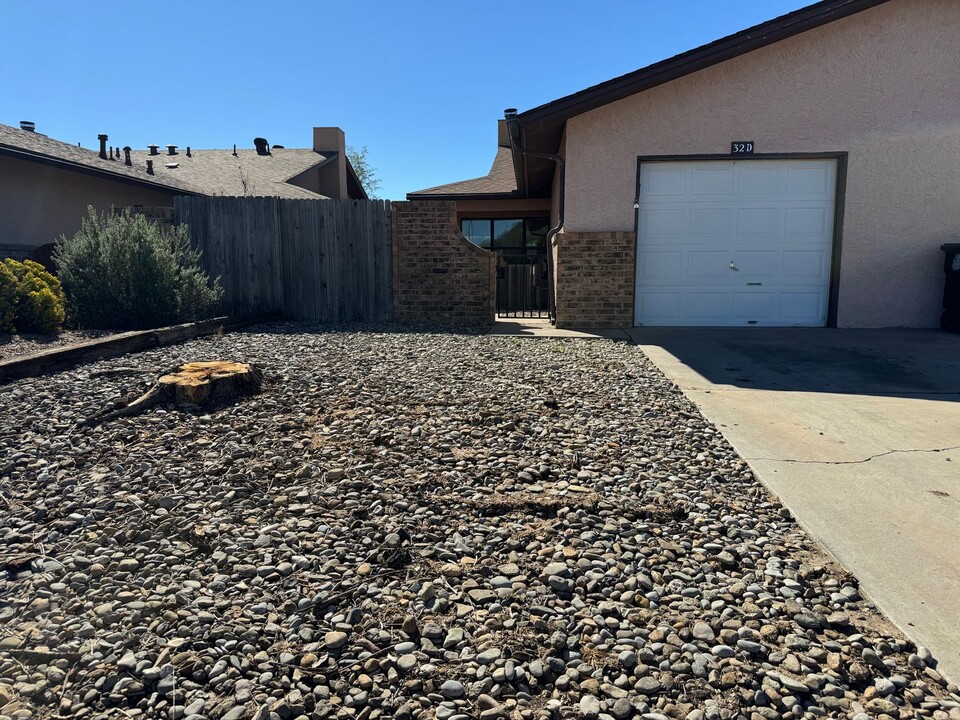 32 Bent Tree Rd in Roswell, NM - Building Photo