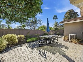 1859 Hill Top Ln in Encinitas, CA - Foto de edificio - Building Photo