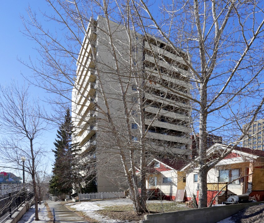 Avalon Apartments in Edmonton, AB - Building Photo