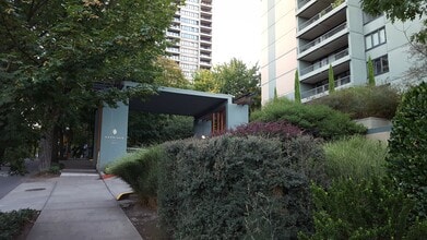 111 SW Harrison St in Portland, OR - Foto de edificio - Building Photo