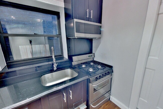 434 W 52nd St in New York, NY - Building Photo - Building Photo