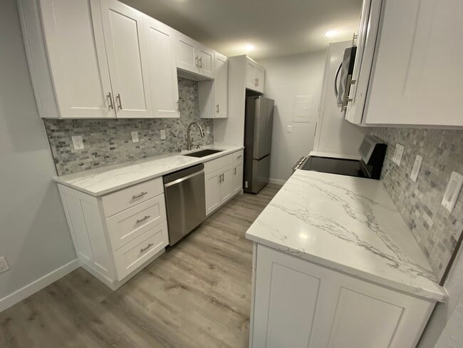 14665 NE 34th St, Unit B7 in Bellevue, WA - Building Photo - Building Photo