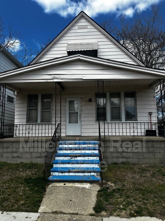 15251 Maplewood Ave in Eastpointe, MI - Foto de edificio